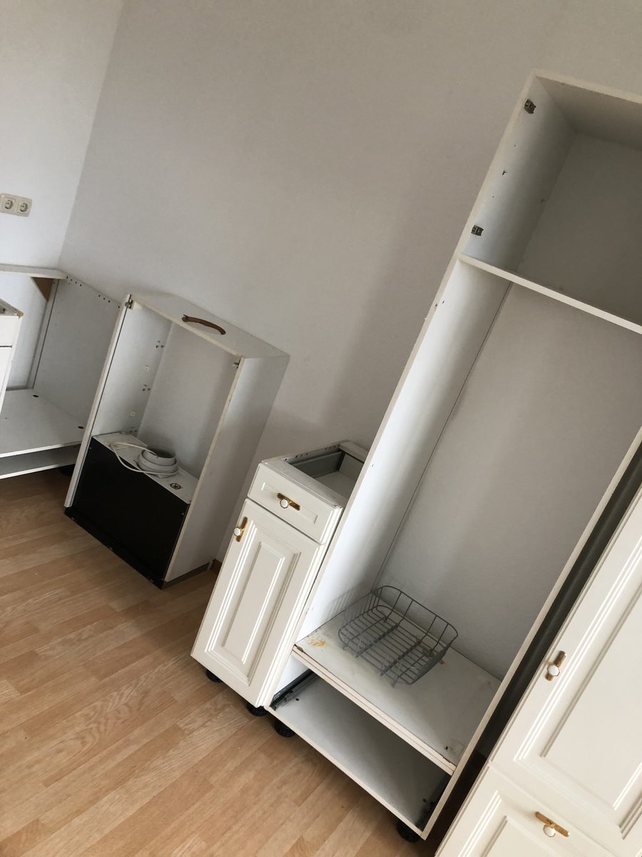 Nachher: leere Wohnung besenrein